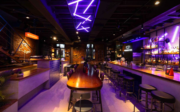 Blue Cup: Από τον καφέ του τρίτου κύματος…στο πρώτο speakeasy bar της Ελλάδας