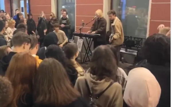 Ρωσία: 18χρονη μουσικός φυλακίστηκε γιατί τραγούδησε αντιπολεμικά τραγούδια σε δημόσιο χώρο (βίντεο) Ρωσία: 18χρονη μουσικός φυλακίστηκε γιατί τραγούδησε αντιπολεμικά τραγούδια σε δημόσιο χώρο (βίντεο)