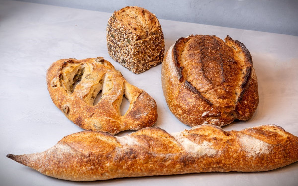Country Breadery: Η φιλοσοφία του "αληθινού" ψωμιού με φυσικό προζύμι, που αναβιώνει την αυθεντικότητα της γεύσης στη Θεσσαλονίκη
