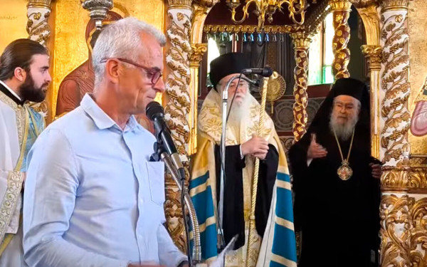 Ο Μητροπολίτης Δωδώνης μάλωσε διευθυντή σχολείου για την αμφίεσή του στην εκκλησία: «Με τα πουκάμισα έξω ήρθες, απαράδεκτος» (βίντεο)
