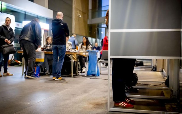 Ολλανδία: Οι Ολλανδοί στις κάλπες για τις τρίτες βουλευτικές εκλογές μέσα σε λιγότερο από πέντε χρόνια Ολλανδία: Οι Ολλανδοί στις κάλπες για τις τρίτες βουλευτικές εκλογές μέσα σε λιγότερο από πέντε χρόνια