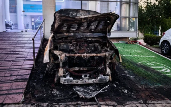Εμπρησμός σε έκθεση αυτοκινήτων στη Νέα Χαλκηδόνα - Κάηκαν ολοσχερώς 5 οχήματα Εμπρησμός σε έκθεση αυτοκινήτων στη Νέα Χαλκηδόνα - Κάηκαν ολοσχερώς 5 οχήματα