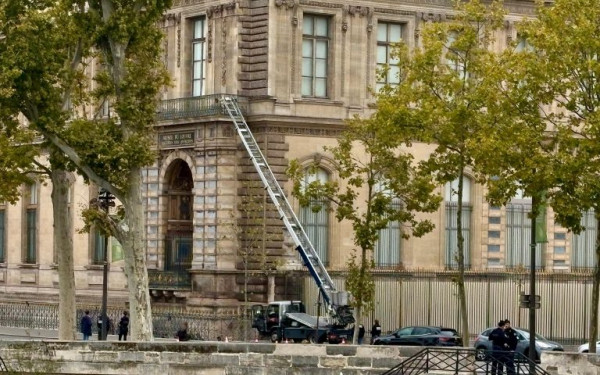 Γαλλία: Οι δύο συλληφθέντες για τη ληστεία στο Λούβρο παραδέχτηκαν εν μέρει την εμπλοκή τους Γαλλία: Οι δύο συλληφθέντες για τη ληστεία στο Λούβρο παραδέχτηκαν εν μέρει την εμπλοκή τους