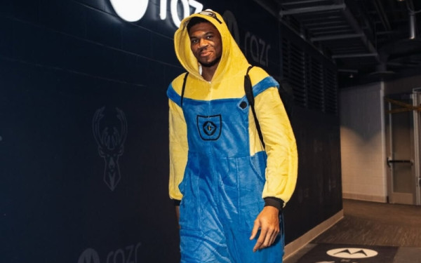 Ο Γιάννης Αντετοκούνμπο σε Halloween mood - Το ψηλότερο Minion του NBA (βίντεο) Ο Γιάννης Αντετοκούνμπο σε Halloween mood - Το ψηλότερο Minion του NBA (βίντεο)