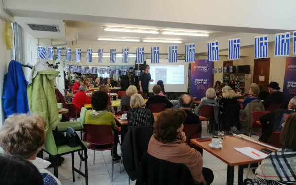 Θεσσαλονίκη: Ηλικιωμένοι των ΚΑΠΗ εκπαιδεύονται στη χρήση υπολογιστών και σε ζητήματα διαδικτύου