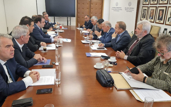 ΚΕΔΕ: Με άδεια χέρια έφυγαν οι δήμαρχοι από το υπουργείο Οικονομικών - Πήραν «δώρο» τα έσοδα από τις ομπρέλες ΚΕΔΕ: Με άδεια χέρια έφυγαν οι δήμαρχοι από το υπουργείο Οικονομικών - Πήραν «δώρο» τα έσοδα από τις ομπρέλες