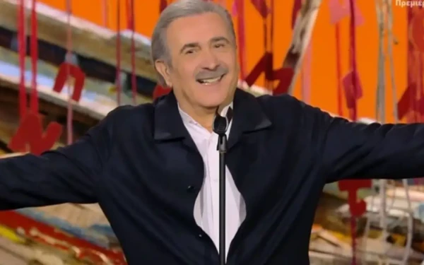 Αλ Τσαντίρι Νιουζ: Ο Λάκης Λαζόπουλος επέστρεψε στην τηλεόραση τραγουδώντας Διονύση Σαββόπουλο - Δείτε βίντεο Αλ Τσαντίρι Νιουζ: Ο Λάκης Λαζόπουλος επέστρεψε στην τηλεόραση τραγουδώντας Διονύση Σαββόπουλο - Δείτε βίντεο