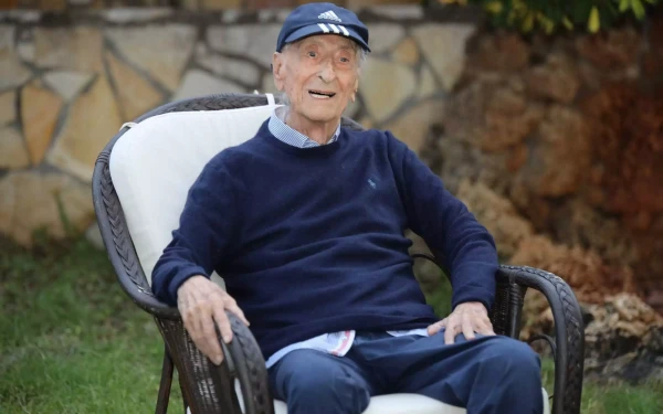 Πέθανε σε ηλικία 102 ετών ο πατέρας της Βίκυ Λέανδρος - Είχε γράψει το «Après Toi» Πέθανε σε ηλικία 102 ετών ο πατέρας της Βίκυ Λέανδρος - Είχε γράψει το «Après Toi»