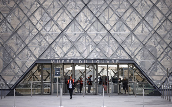 Γαλλία: Το Λούβρο αυξάνει κατά 45% την τιμή του εισιτηρίου εισόδου για κάτοικους εκτός Ευρώπης