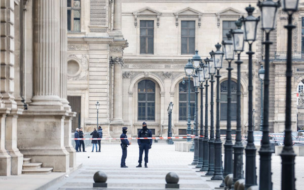 Λούβρο: Στην Αλγερία θα διέφευγε ο ένας εκ των δύο συλληφθέντων που είναι ύποπτοι για τη ληστεία στο μουσείο