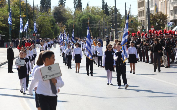 Σε εξέλιξη η μαθητική παρέλαση στην Αθήνα Σε εξέλιξη η μαθητική παρέλαση στην Αθήνα