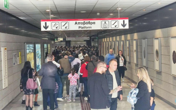 Θεσσαλονίκη: Μετά τρεις ώρες αποκαταστάθηκε η λειτουργία του Μετρό - Μπλόκο με ακινητοποιημένους συρμούς και σταθμούς ασφυκτικά γεμάτους (βίντεο)