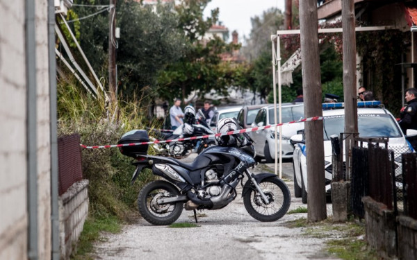 Μητροκτονία στα Τρίκαλα: Ο 18χρονος οδηγείται στη Δικαιοσύνη - «Είχε πολλούς συντρόφους και με ενοχλούσε»