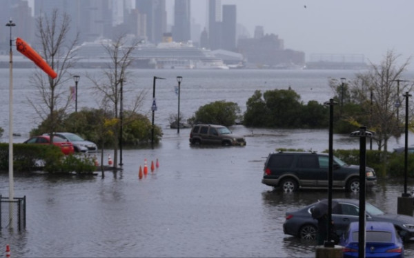 Σφοδρές καταιγίδες «βύθισαν» τη Νέα Υόρκη: Δύο νεκροί και πλημμύρες σε πολλές περιοχές (βίντεο) Σφοδρές καταιγίδες «βύθισαν» τη Νέα Υόρκη: Δύο νεκροί και πλημμύρες σε πολλές περιοχές (βίντεο)