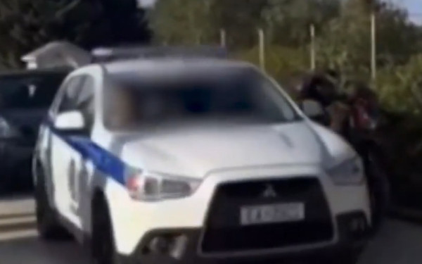 Σκιάθος: Viral νύφη έφτασε στην εκκλησία με περιπολικό (βίντεο) Σκιάθος: Viral νύφη έφτασε στην εκκλησία με περιπολικό (βίντεο)