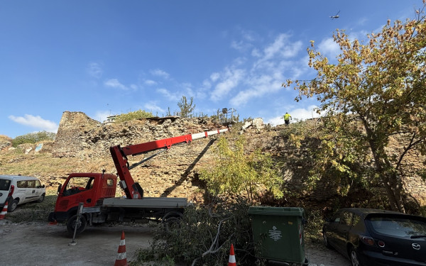 Θεσσαλονίκη: Εργασίες καθαρισμού και αποψίλωσης κατά μήκος των τειχών, στην Πλατεία Μουσχουντή