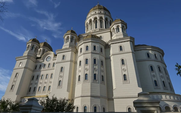 Άνοιξε τις πύλες της η μεγαλύτερη στον κόσμο ορθόδοξη εκκλησία - Χιλιάδες Ρουμάνοι σπεύδουν να την επισκεφτούν