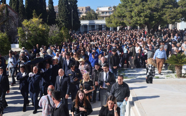 Βούλιαξε η Αθήνα στο αντίο στο Διονύση Σαββόπουλο - Χιλιάδες κόσμου στην πομπή για το Α' Νεκροταφείο Βούλιαξε η Αθήνα στο αντίο στο Διονύση Σαββόπουλο - Χιλιάδες κόσμου στην πομπή για το Α' Νεκροταφείο