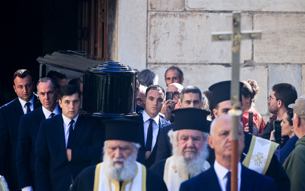 Διονύσης Σαββόπουλος: Η εξόδιος ακολουθία του «Νιόνιου» των Ελλήνων Διονύσης Σαββόπουλος: Η εξόδιος ακολουθία του «Νιόνιου» των Ελλήνων