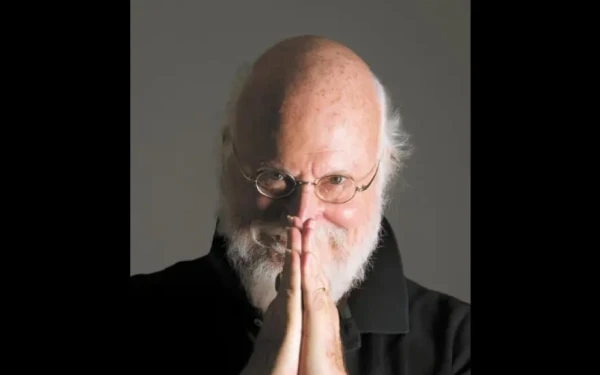 Διονύσης Σαββόπουλος: Η φωνή ενός ανθρώπου που, ενώ έγινε θρύλος, δεν ξέχασε ποτέ το παιδί μέσα του