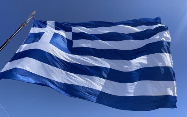 Η μεγαλύτερη ελληνική σημαία υψώθηκε ξανά στο λιμάνι του Ηρακλείου Η μεγαλύτερη ελληνική σημαία υψώθηκε ξανά στο λιμάνι του Ηρακλείου