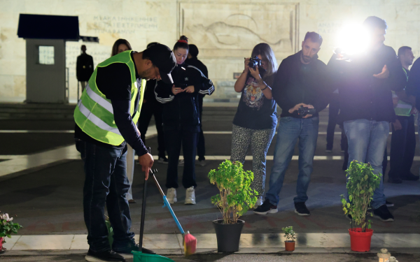 Πάνος Ρούτσι και Ζωή Κωνσταντοπούλου με σκούπες μπροστά από το Μνημείο του Αγνώστου Στρατιώτη Πάνος Ρούτσι και Ζωή Κωνσταντοπούλου με σκούπες μπροστά από το Μνημείο του Αγνώστου Στρατιώτη