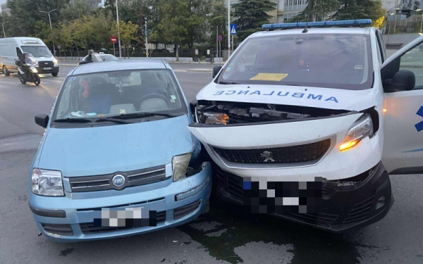 Τροχαίο ατύχημα στο κέντρο της Θεσσαλονίκης - Σύγκρουση Ι.Χ. με ασθενοφόρο ιδιωτικής κλινικής