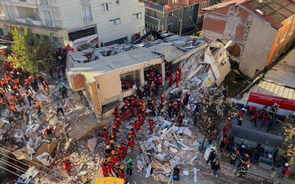 Τουρκία: Νεκρό ανασύρθηκε 12χρονο αγόρι από τα συντρίμμια κτιρίου που κατέρρευσε στην Γκιουζελέρ (βίντεο) Τουρκία: Νεκρό ανασύρθηκε 12χρονο αγόρι από τα συντρίμμια κτιρίου που κατέρρευσε στην Γκιουζελέρ (βίντεο)