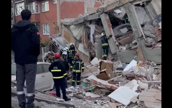 Τουρκία: Κατέρρευσε εξαώροφο κτίριο – Φόβοι για εγκλωβισμένους (βίντεο) Τουρκία: Κατέρρευσε εξαώροφο κτίριο – Φόβοι για εγκλωβισμένους (βίντεο)