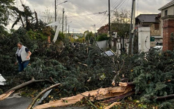 Γαλλία: Νεκρός ένας άνδρας από ανεμοστρόβιλο σε προάστιο του Παρισιού (βίντεο) Γαλλία: Νεκρός ένας άνδρας από ανεμοστρόβιλο σε προάστιο του Παρισιού (βίντεο)