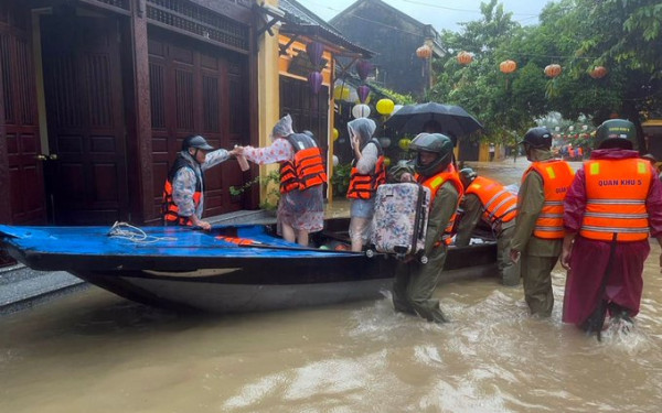 Βιετνάμ: Τουλάχιστον εννέα νεκροί και πέντε αγνοούμενοι από τις σφοδρές βροχοπτώσεις Βιετνάμ: Τουλάχιστον εννέα νεκροί και πέντε αγνοούμενοι από τις σφοδρές βροχοπτώσεις