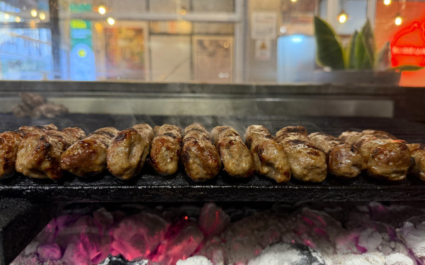 Βομβίδια: Τα σουτζουκάκια που έγιναν σήμα – κατατεθέν της Μοδιάνο και της Βασιλέως Ηρακλείου, τώρα και στην Καλαμαριά