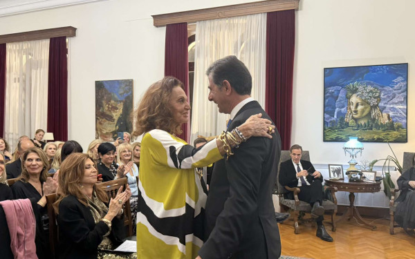 Η παγκοσμίου φήμης σχεδιάστρια μόδας Ντάιαν φον Φίρτσενμπεργκ επέστρεψε στις...  Θεσσαλονικιώτικες ρίζες της και βραβεύτηκε από τον Κ. Γιουλέκα Η παγκοσμίου φήμης σχεδιάστρια μόδας Ντάιαν φον Φίρτσενμπεργκ επέστρεψε στις...  Θεσσαλονικιώτικες ρίζες της και βραβεύτηκε από τον Κ. Γιουλέκα