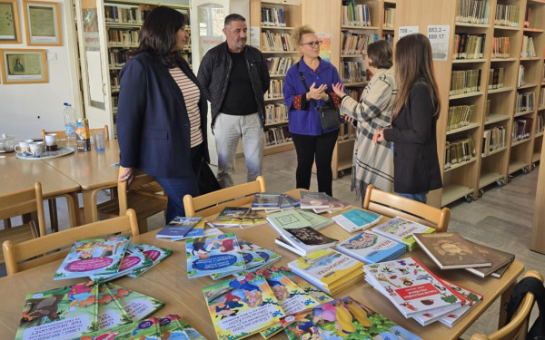 Δήμος Νεάπολης - Συκεών: 63 δίγλωσσα βιβλία στην ελληνική και αλβανική γλώσσα δώρισε η πρόξενος της Αλβανίας στις τρεις Δημοτικές Βιβλιοθήκες