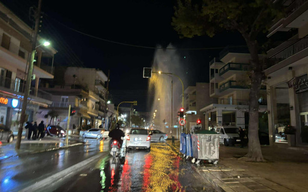 Θεσσαλονίκη: Έσπασε πυροσβεστικός κρουνός στον Εύοσμο – Πίδακας νερού στο δρόμο (Βίντεο)