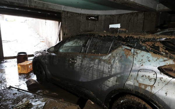 Μεγάλες ζημιές από την κακοκαιρία: Πολίτες παρασύρθηκαν και εγκλωβίστηκαν - Ως πότε θα διαρκέσουν τα φαινόμενα