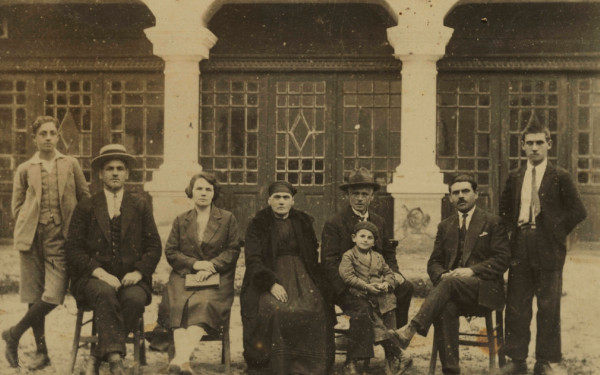 Η Έκθεση του ΙΜΜΑ «Γιάννης και Μίλτος Μανάκια. Τα πρόσωπα πίσω από τον φακό» ταξιδεύει στη Φλώρινα