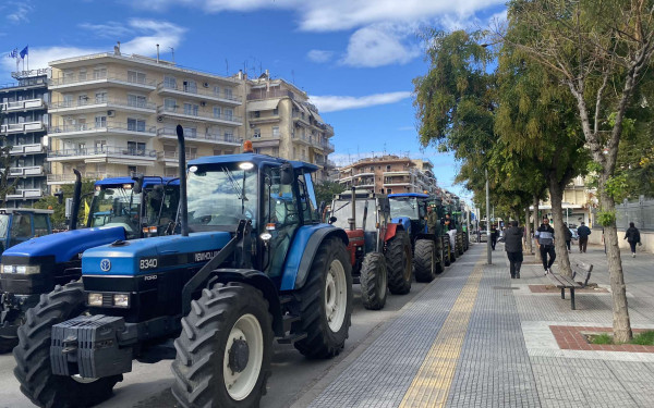 Θεσσαλονίκη: Αγρότες μπήκαν με τρακτέρ στο κέντρο της πόλης - Απέκλεισαν το ΥΜΑΘ (βίντεο)
