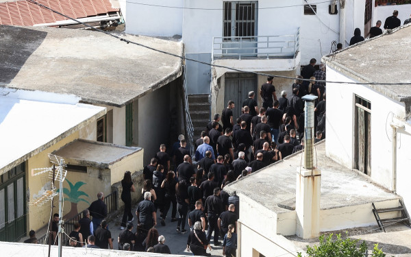 Ξεκίνησε η κηδεία του 39χρονου στα Βορίζια - «Να αρθεί το πέπλο του φόβου» ζητά ο δήμαρχος