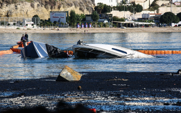 Τέσσερα τα σκάφη που βυθίστηκαν στον Πειραιά μετά από μεγάλη πυρκαγιά στη Μαρίνα Ζέας