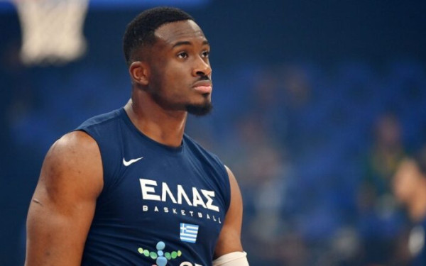 Ο «Εlevator» Θανάσης Αντετοκούνμπο στην... υπηρεσία του υπουργείου Ανάπτυξης για την καταγραφή των ασανσέρ