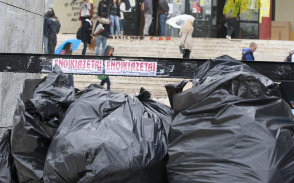 Παρέμβαση ΔΑΠ-ΝΔΦΚ Ιατρικής για το ΑΠΘ: «Σκούπα» σε αφίσες, γκράφιτι και κομματικά τραπεζάκια