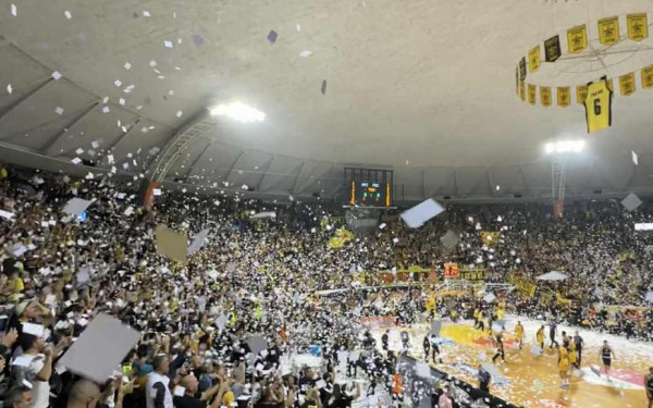 Μπάσκετ: «Χιόνισε» στο Αλεξάνδρειο πριν από το τζάμπολ του Άρης - ΠΑΟΚ (βίντεο)