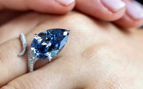 Ελβετία: Πάνω από 25 εκατομμύρια δολάρια για ένα μπλε διαμάντι σε δημοπρασία του Christie's