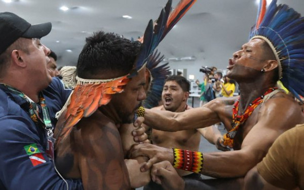 COP30: Εισβολή διαδηλωτών και τραυματίες στη Διάσκεψη του ΟΗΕ για το Κλίμα στη Βραζιλία (βίντεο)