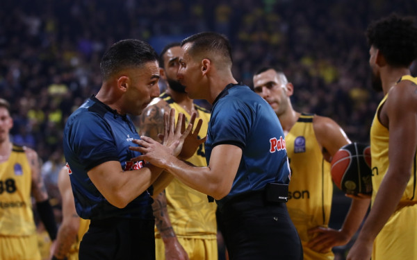 Μπάσκετ: Τα σφυρίγματα των διαιτητών προκάλεσαν την οργή των παραγόντων Άρη και ΠΑΟΚ (βίντεο)