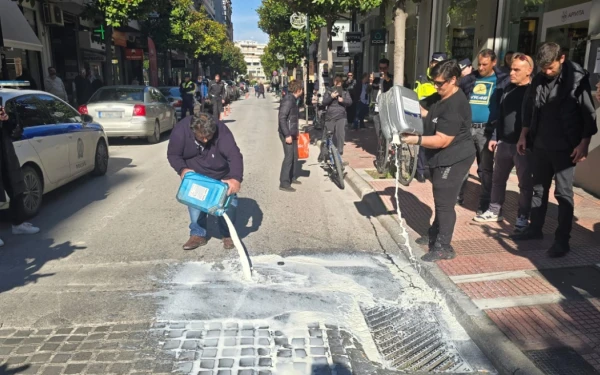 Λάρισα: Κτηνοτρόφοι έριξαν γάλα έξω από το πολιτικό γραφείο του Κέλλα - Δείτε βίντεο