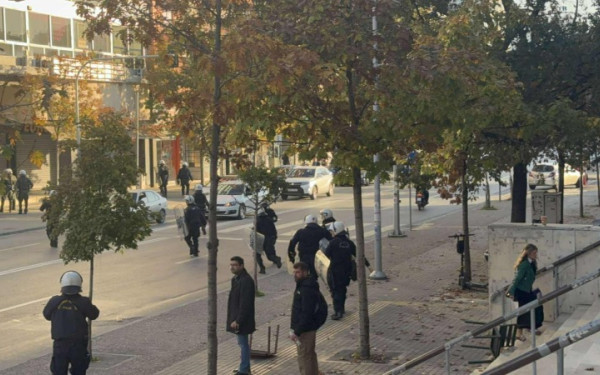 Θεσσαλονίκη: Επεισόδια έξω από τα δικαστήρια ενόψει της δίκης για τη δολοφονία του Α. Καμπανού - Κουκουλοφόροι επιτέθηκαν, τα ΜΑΤ απάντησαν με χημικά