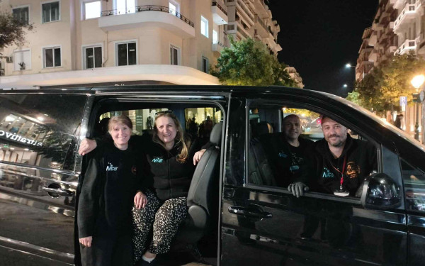 Θεσσαλονίκη: Το μίνι βαν που προσφέρει δωρεάν φαγητό και αγάπη σε 70 άστεγους της πόλης