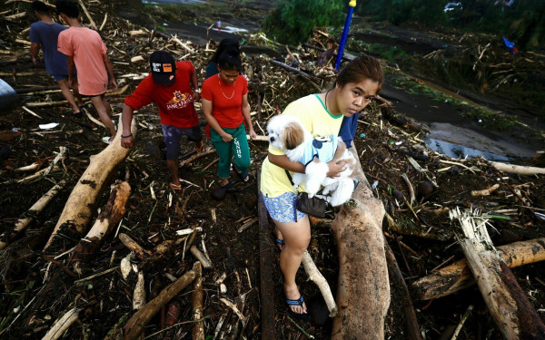 «Υπερτυφώνας» Φουνγκ- γουόνγκ: Τέσσερις νεκροί και πάνω από 1 εκατ. εκτοπισμένοι στις Φιλιππίνες (βίντεο)